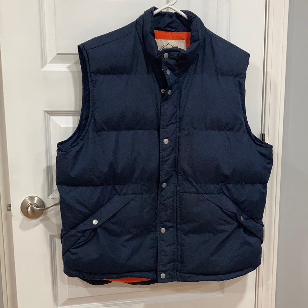 Men’s Navy Puffer Vest XL-never worn